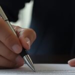 Personne qui comprend et qui signe un contrat d'assurance